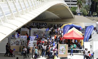 Las carpas del festival Primavera educativa están instaladas a lo largo del antiguo cauce del Turia. Tienen pabellón propio la Generalitat, la Diputación de Valencia, el Ayuntamiento de la capital y otras entidades. 