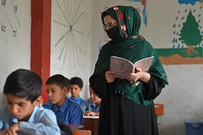 Una profesora imparte una clase en una escuela pública de enseñanza media en Kabul, este lunes.