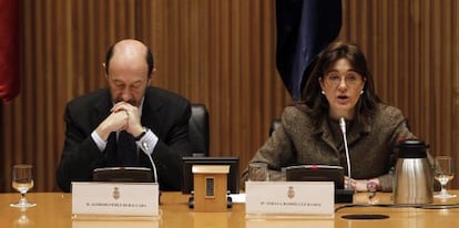 El secretario general del PSOE, Alfredo Pérez Rubalcaba, y la portavoz socialista, Soraya Rodríguez, en la inauguración de la jornada sobre reforma laboral.