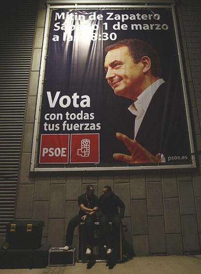 Cartel del PSOE colocado en el pabellón Santiago Martín de La Laguna, Tenerife.