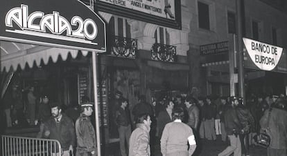 Polic&iacute;as y pol&iacute;ticos delante de la discoteca Alcal&aacute; 20 la noche del incendio.