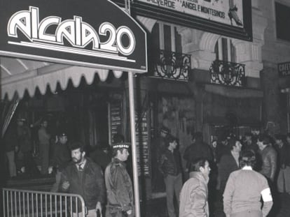 Police and politicians in front of the Alcalá 20 nightclub on the morning of the tragedy, which left 81 dead.