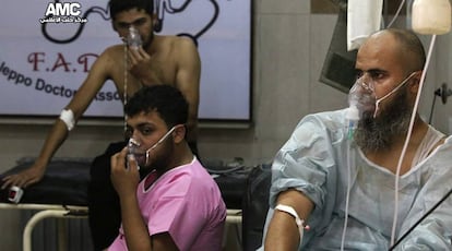 Pacientes com máscaras de oxigênio num hospital de Alepo. A oposição acusa o regime de ter atirado bombas com gás de cloro asfixiante.