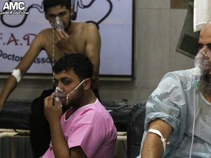 Pacientes com máscaras de oxigênio num hospital de Alepo. A oposição acusa o regime de ter atirado bombas com gás de cloro asfixiante.