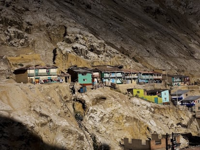 Vista de las casas de la ladera de la montaña en La Oroya, Perú.