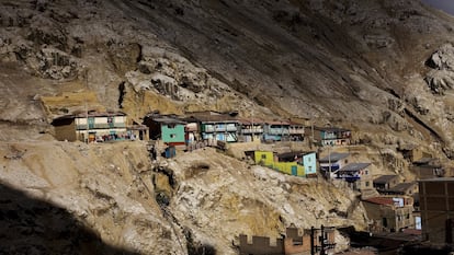 Vista de las casas de la ladera de la montaña en La Oroya, Perú.