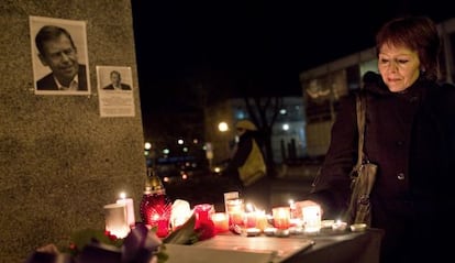 Una mujer rinde tributo a Václav Havel hoy frente a la estatua del expresidente Tomas Garrique Masaryks en Praga.