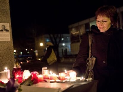 Una mujer rinde tributo a V&aacute;clav Havel hoy frente a la estatua del expresidente Tomas Garrique Masaryks en Praga.
