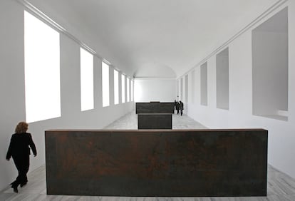 Nueva versión de la escultura "Equal-Parallel / Guernica-Bengasi" (1986), del artista norteamericano Richard Serra, instalada en el Museo Nacional de Arte Reina Sofía. La pieza original se perdió en los años 90 y el museo ha pagado 80.000 euros de material y mano de obra para hacer la nueva versión.