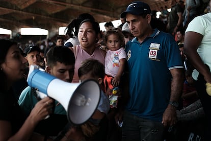 Personas desplazadas por la violencia en la región del Catatumbo llegan al estadio General Santander en busca de ayuda, este domingo, en Cúcuta.