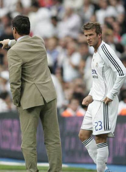 Fabio Capello da instrucciones a Beckham durante el <i>derby</i> contra el Atlético.