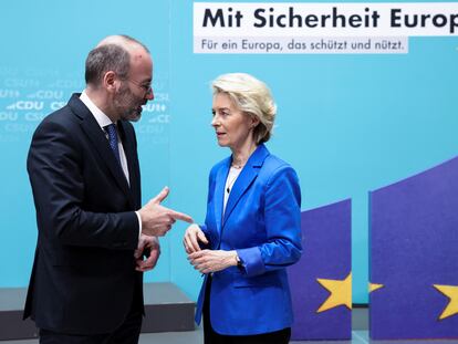 La presidenta de la Comisión Europea, Ursula von der Leyen, con Manfred Webber, ambos del PPE, durante un encuentro en Berlín el 11 de marzo.