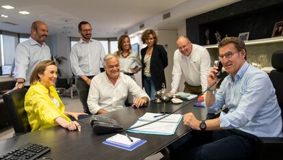 Feijóo, con su plana mayor, conversa con Moreno desde la sede central del PP de Madrid, esta tarde en una foto difundida por el Partido Popular.