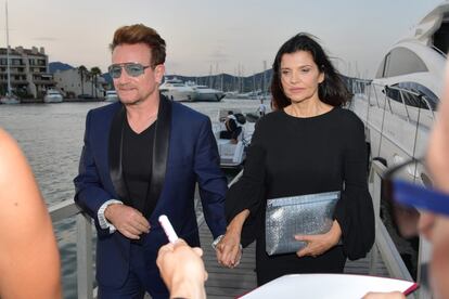 Bono y su mujer, Ali Hewson, a su llegada a la fiesta que buscaba obtener fondos para la fundación que lleva el nombre de Leonardo DiCaprio y cuyo objetivo se centra principalmente en luchar contra el cambio climático.