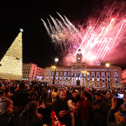 Fuegos artificiales en la Real Casa de Correos tras las Campanadas de Fin de Año 2022, en la Puerta del Sol, a 1 de enero de 2023, en Madrid (España). El aforo en la madrileña Puerta del Sol para dar la bienvenida al 2023 con las uvas se estableció en 7.500 personas por el Ayuntamiento de la capital. Según Delegación del Gobierno y Policía Nacional para llegar a esa cifra se ha tenido en cuenta que el espacio no está "al cien por cien por las obras" y "la superficie disponible no es la misma que cuando las obras concluyan". Las obras de la Puerta del Sol se reanudarán en cuanto pase la festividad de Reyes.
31 DICIEMBRE 2022;CELEBRACIÓN;CAMBIO DE AÑO;NOCHEVIEJA;AÑO NUEVO
Jesús Hellín   / Europa Press
01/01/2023