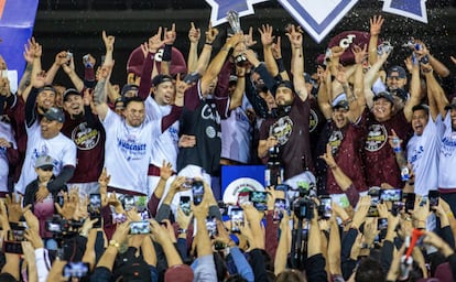 La plantilla de Tomateros de Culiacán celebra el título de campeón de la Liga Mexicana del Pacífico (LMP).