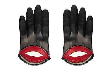 Pon una sonrisa al invierno con estos guantes cortos de piel con detalle de labios de Bimba&Lola (92 euros).