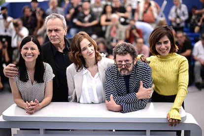 El reparto de 'Cerrar los ojos'. Desde la izquierda, Helena Miquel, José Coronado, Ana Torrent, Manolo Solo y María León, en la sesión matinal de fotos.