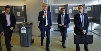 El líder del ultraderechista Partido por la Libertad (PVV), Geert Wilders, deposita su voto, en un colegio electoral de La Haya.