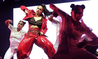 Y como tendencia que es, Rosalía no podía faltar al festival más frecuentado por las celebridades. En Coachella, la cantante actuó durante 50 minutos y tuvo tiempo para cantar una versión del tema 'Te estoy amando locamente' de Las Grecas, una de sus canciones más conocidas que llevó a las hermanas Muñoz Barrull a vender en la década de los 70 más de medio millón de copias.