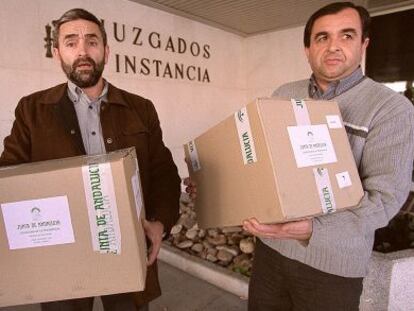 Personal de la Junta de Andaluc&iacute;a el d&iacute;a que se present&oacute; la demanda contra las tabaqueras en Madrid.