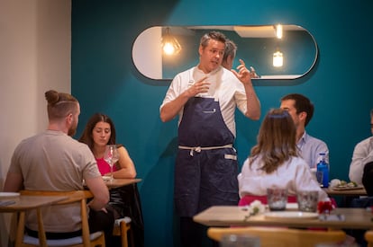 En las cenas mensuales temáticas, el cocinero Alex García de la Fuente explica a los comensales la historia vinculada a cada plato. 