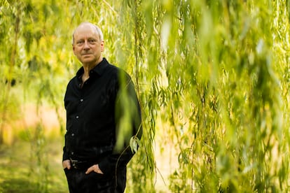 El filósofo y profesor de Hardvard Michael Sandel en el parque Larz Anderson de Brookline (Massachusetts), el pasado 6 de septiembre.