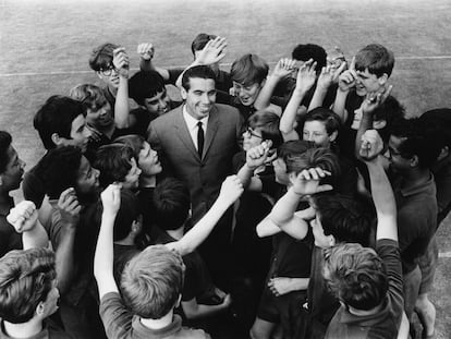 Manuel Santana rodeado de recogepelotas en Wimbledon tras su victoria en el torneo de tenis, en 1966.