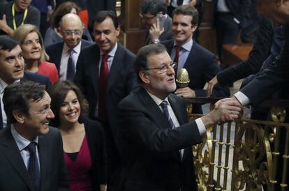 El presidente del Gobierno en funciones y líder del PP, Mariano Rajoy (c), a su salida del hemiciclo tras su discurso de investidura, esta tarde en el Congreso de los Diputados.