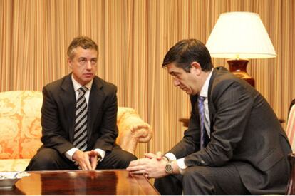 El líder del PNV, Iñigo Urkullu, y el <i>lehendakari</i>, Patxi López, durante su reunión en Ajuria Enea.