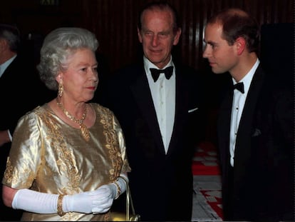 La reina Isabel II y el duque de Edimburgo con su hijo el príncipe Eduardo, en la gala celebrada en su honor en el Royal Festival Hall, con motivo del 50º aniversario de su boda, el 18 de noviembre de 1997.