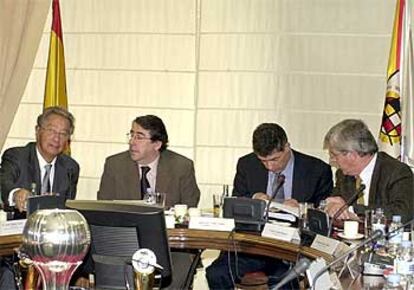 Padrón, primero por la izquierda, y Villar, tercero, en una reunión en la federación.