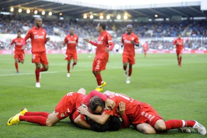 Los jugadores del Sevilla celebran uno de sus goles en El Sardinero.