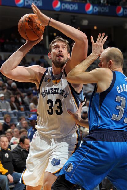 Marc gasol entra a canasta durante el encuentro contra Dallas.