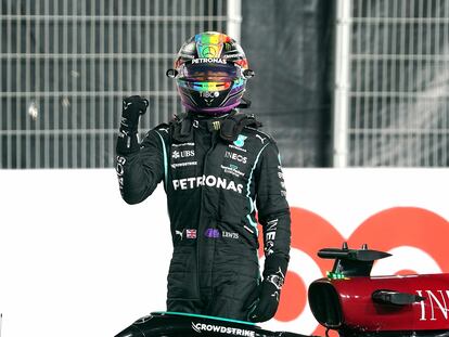 Lewis Hamilton celebra haber ganado la pole en Qatar.