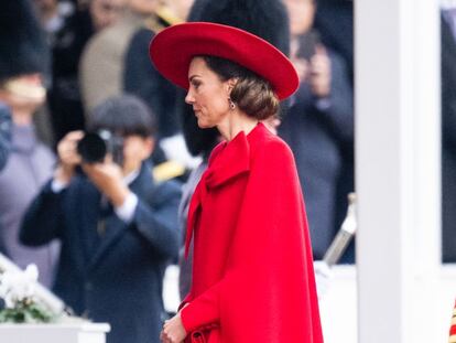 El abrigo de Kate Middleton es un modelo capa típico de la diseñadora Catherine Walker.