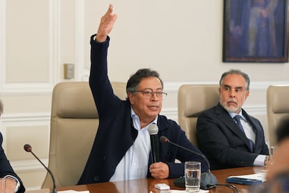 Fotografa cedida por la oficina de prensa de la Presidencia de Colombia del mandatario, Gustavo Petro (i), junto al nuevo jefe de despacho, Armando Benedetti, durante un consejo de ministros este martes en Casa de Nari?o en Bogot (Colombia).