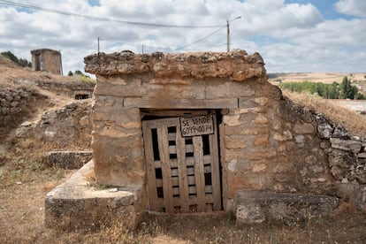 Una de las puertas de las bodegas típicas de Baltanás.