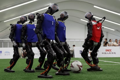 Los robots humanoides Booster Robotics T1 demuestran su habilidad jugando un partido de fútbol, antes de la inauguración de los Juegos Mundiales de Robots Humanoides.    