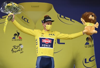 El neerlandés Mathieu van der Poel  celebra en el podio con la 'maillot' amarilla tras la séptima etapa del Tour.