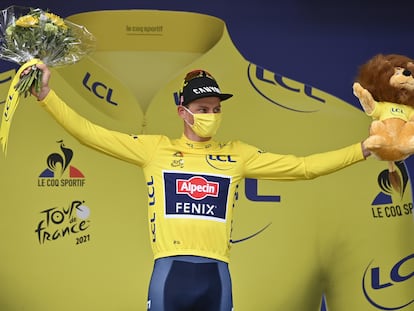 El neerlandés Mathieu van der Poel  celebra en el podio con la 'maillot' amarilla tras la séptima etapa del Tour.