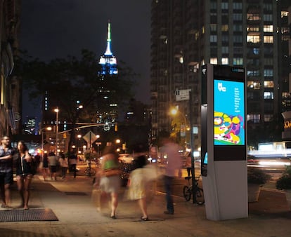 Nova York va ser designada el maig passat la ciutat més intel·ligent del planeta segons l'IESE, que elabora una classificació anual atenent a paràmetres com l'economia, la cohesió social, la mobilitat, el medi ambient o la tecnologia. Entre altres mesures, s'han col·locat sensors en semàfors i autobusos per millorar la seva circulació. Un dels projectes més destacats a Nova York l'està duent Sidewalk Labs, la filial de “solucions urbanes” de Google, que ha creat un nou concepte de cabina que reemplaçarà els 7.500 telèfons de pagament de la ciutat (que només destorben des de fa força temps). Ofereixen wi-fi gratis d'alta velocitat, carregadors de bateria, accés als serveis de la ciutat i actuen com a suport publicitari. També es pot trucar per telèfon, esclar. O si es prefereix, fer una videotrucada.