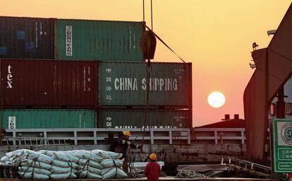 Carga de contenedores en el puerto chino de Nantong.