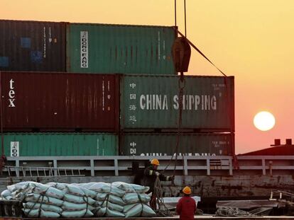 Carga de contenedores en el puerto chino de Nantong.