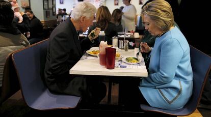 Hillary Clinton y Bill Clinton, en un restaurante en New Hampshire.