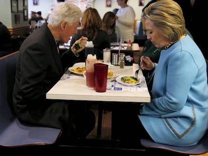 Hillary Clinton y Bill Clinton, en un restaurante en New Hampshire. 