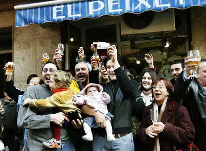 Clientes del Bar el Peixet festejan el cuarto premio de la Loteria Nacional que ha correspondido al número 60.379 vendido en la administración número 5 del Prat del Llobregat.