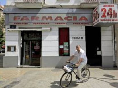 Un hombre pasa ante una farmacia abierta 24 horas, en Valencia. EFE/Archivo
