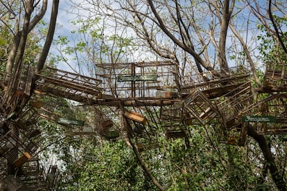 'Imagina' es una instalación artística creada tras el decomiso de 165 aves víctimas del tráfico ilegal. A través de un mensaje que interpela al visitante —“Imagina que eres un pájaro que ha perdido su libertad para siempre”— la obra invita a ponerse en el lugar de los animales silvestres y reflexionar sobre las consecuencias del cautiverio y la caza.
