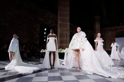 Las propuestas románticas de Giambattista Valli protagonizaron la pasada Barcelona Bridal Fashion Week.